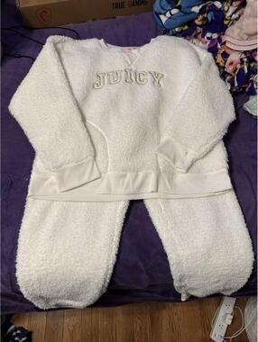 Juicy Couture Pajama Set Womens Sz XL Fuzzy Ivory Gold Logo